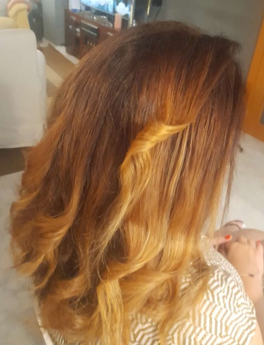 Peinado pelo rizado con puntas marcadas domicilio en San Juan de Aznalfarache