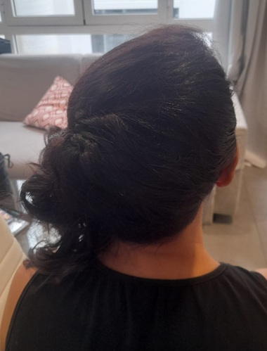 Semirecogido de boda en cabello corto. Servicio a domicilio en el centro de Sevilla. Solicita tu Reserva.