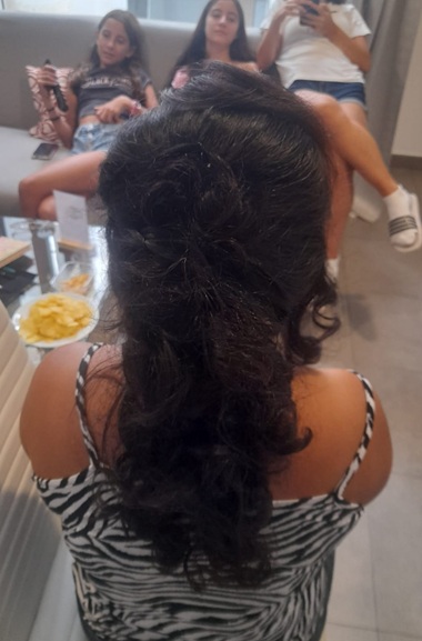 Tu peinado de boda a domicilio: semirecogido con tirabuzones en Sevilla Centro.